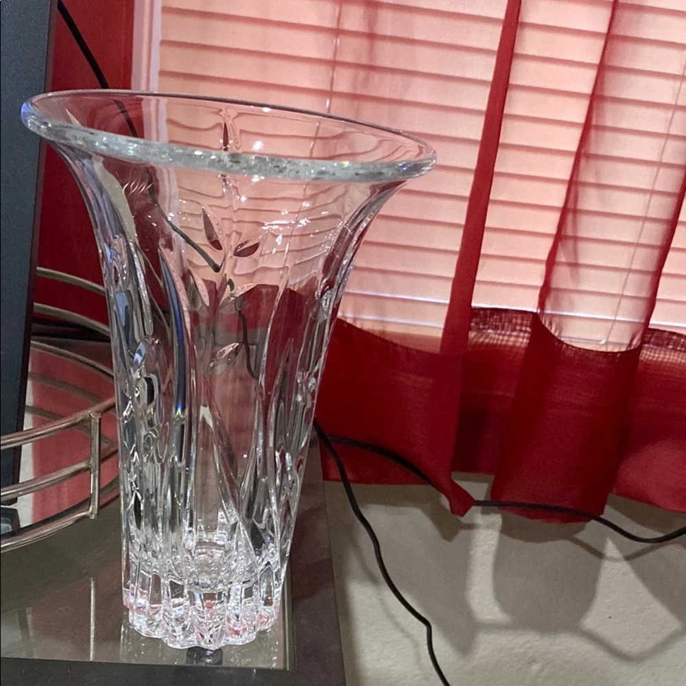 Elegant clear crystal Geometric Accent Vase with Scalloped Rim